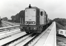 168586 Afbeelding van een werktrein, getrokken door de diesel-electrische locomotief nr. 2416 (serie 2400/2500) van de ...